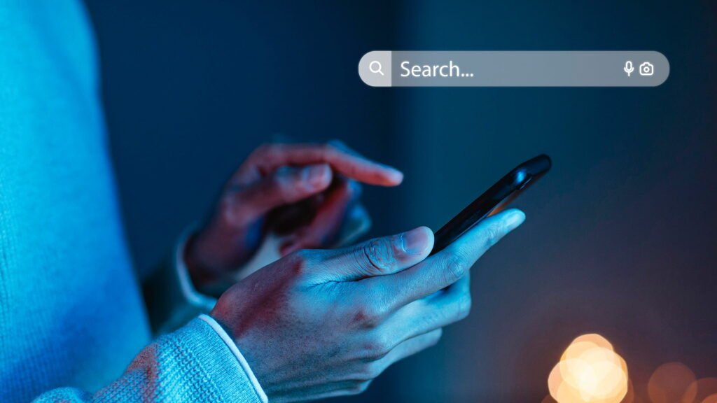 Google SEO search on a smartphone illustrating mobile search optimization, online visibility, and improved search engine rankings.